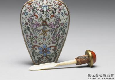 图片[2]-Porcelain snuff bottle with flower and bird decoration in famille rose, Qing dynasty, Jiaqing reign (1796-1820)-China Archive